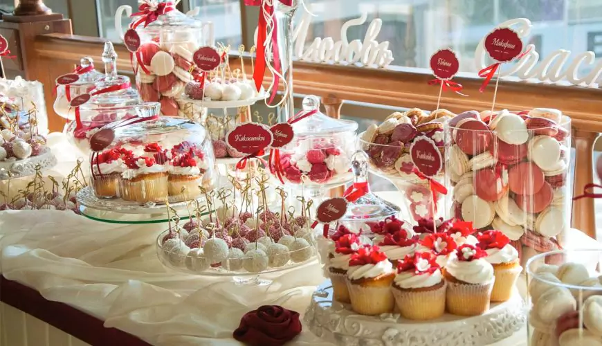 Елегантний десертний стіл