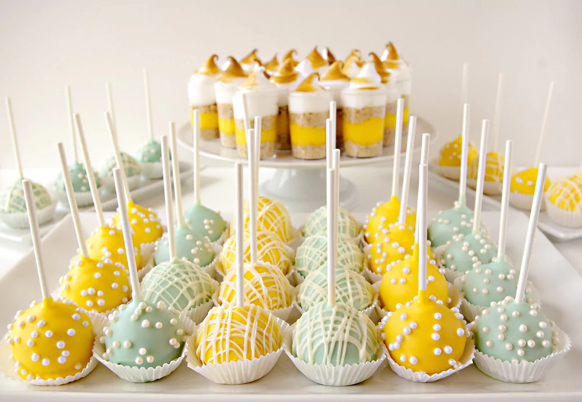 Висока вітрина з кейк-попсами та міні-десертами